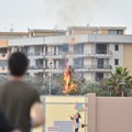 Una palma in fiamme durante i campionati di atletica. Vigili del Fuoco sul posto