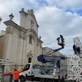Aria natalizia a Molfetta: al via l'allestimento del grande albero