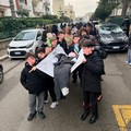 Tradizione e fantasia a scuola: inscenato il corteo funebre per la morte di “Toeme”