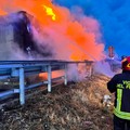 Mezzo pesante in fiamme sulla SS16: traffico bloccato e lunghe code