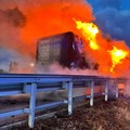 Mezzo pesante in fiamme sulla SS16: traffico bloccato e lunghe code