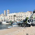 Mezzo della piccola pesca semi-affondato nel porto di Molfetta: in corso le operazioni di recupero