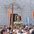 Madonna dei Martiri, l’uscita dalla Basilica: al via la “sagra a mare” - FOTO