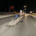Via Giovinazzo, nuovo incidente nella notte: danneggiato lo spartitraffico