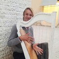 Le note di Jakub Rizman e il suo messaggio su Corso Umberto: il musicista slovacco cerca aiuto per la sua arpa