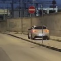 Auto contromano sulla pista ciclabile in zona Levante: residenti preoccupati per la sicurezza