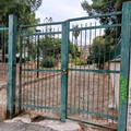 Preoccupazione per i cancelli del Parco di Ponente: «Rischiano di cedere»
