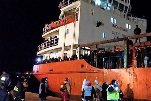 L'arrivo della Blue Sky M nel porto di Gallipoli