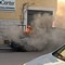 Divampa un incendio per strada: danneggiata una Ford Focus