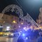 Cede un palo di sostegno delle luminarie su Corso Dante