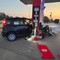 Si schianta contro la pompa di carburanti sradicando la colonnina