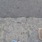 Siringa abbandonata davanti a un portone in via Carlo Alberto