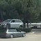 Auto trasporta un’altra auto sul tetto: scena surreale nella zona industriale di Molfetta