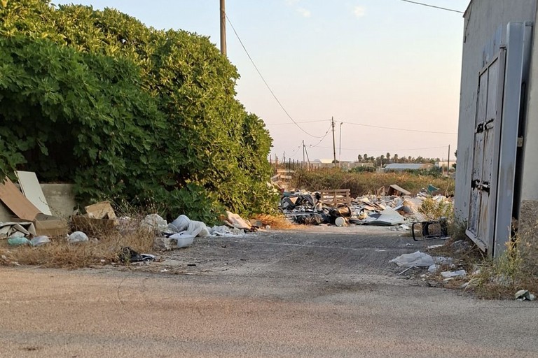 Rifiuti abbandonati davanti all’ingresso del cimitero