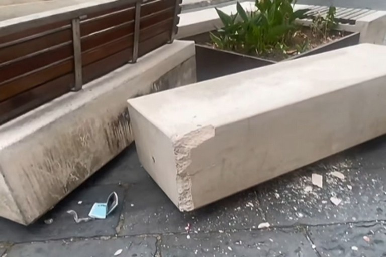 Atto vandalico a Corso Umberto: danneggiata una panchina in pietra