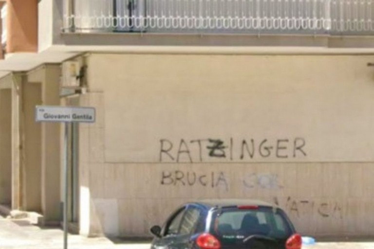 Sritta contro il Vaticano al Rione Paradiso