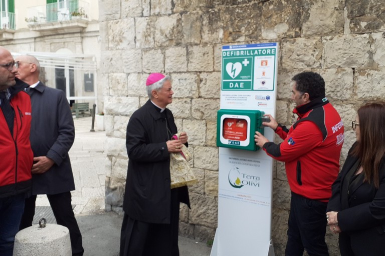 Donato a Molfetta il primo defibrillatore telecontrollato ad accesso pubblico