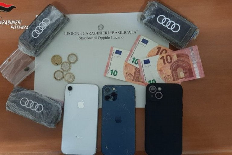 Tentano la fuga con la droga, presi in due. Uno è originario di Molfetta