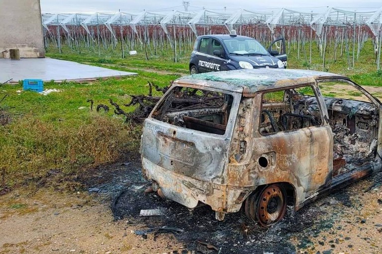 La Fiat Punto ritrovata incendiata in contrada Pozzo Sorgente