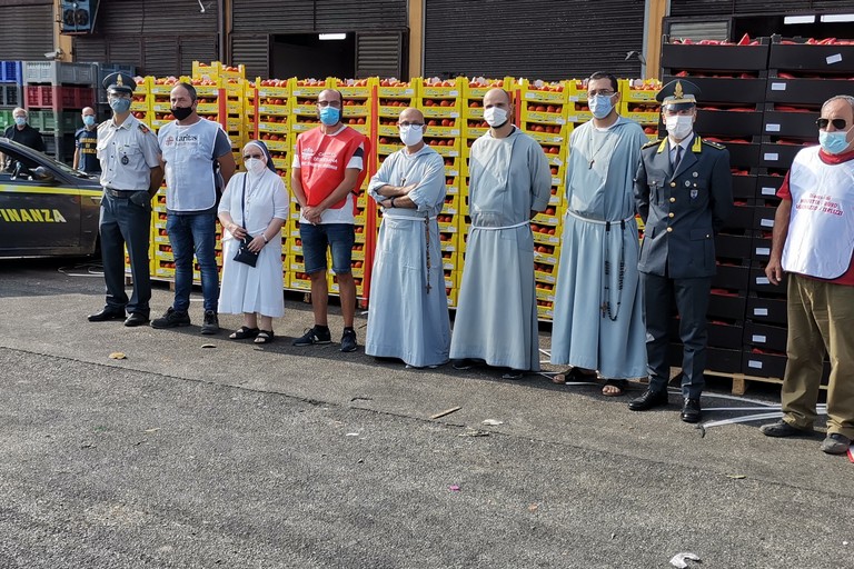 Foto di gruppo con la merce sequestrata dalle Fiamme Gialle