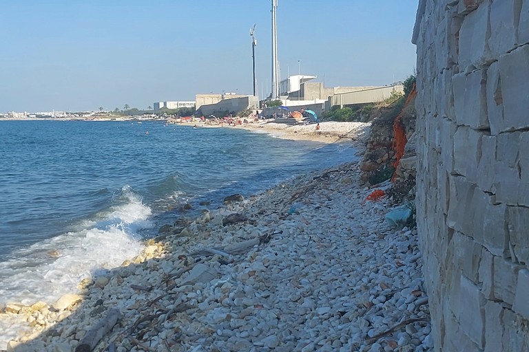FOTO MURO COSTRUITO SUL MARE