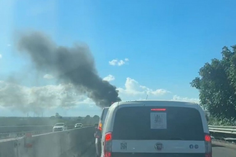 Traffico bloccato tra Giovinazzo e Molfetta, veicolo in fiamme