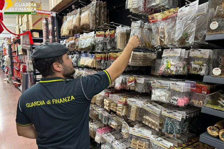 Sequestrati 7mila articoli non a norma nel Barese: controlli anche in un negozio di Molfetta