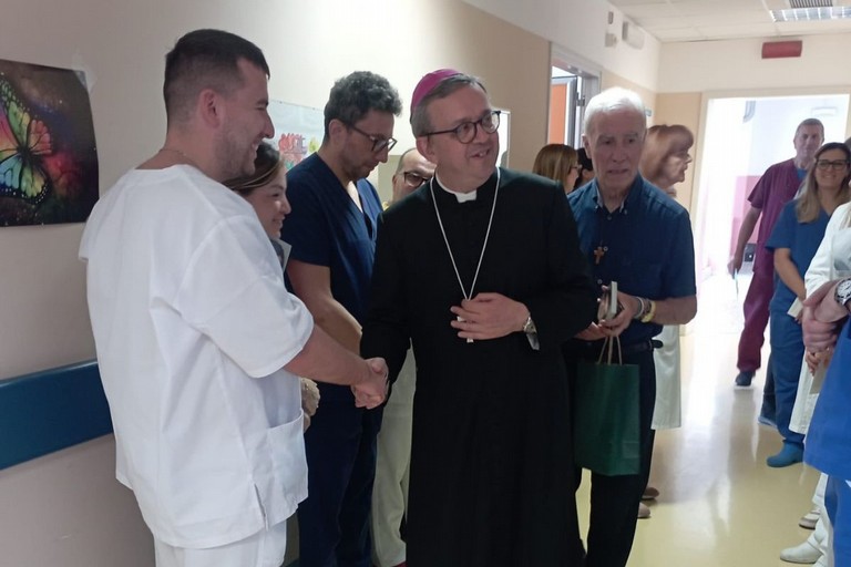 Il nuovo vescovo Mons. Basile in visita all'Ospedale “Don Tonino Bello” di Molfetta