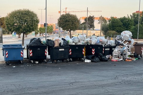 Via Terlizzi e strade limitrofe tra degrado e rifiuti: la segnalazione