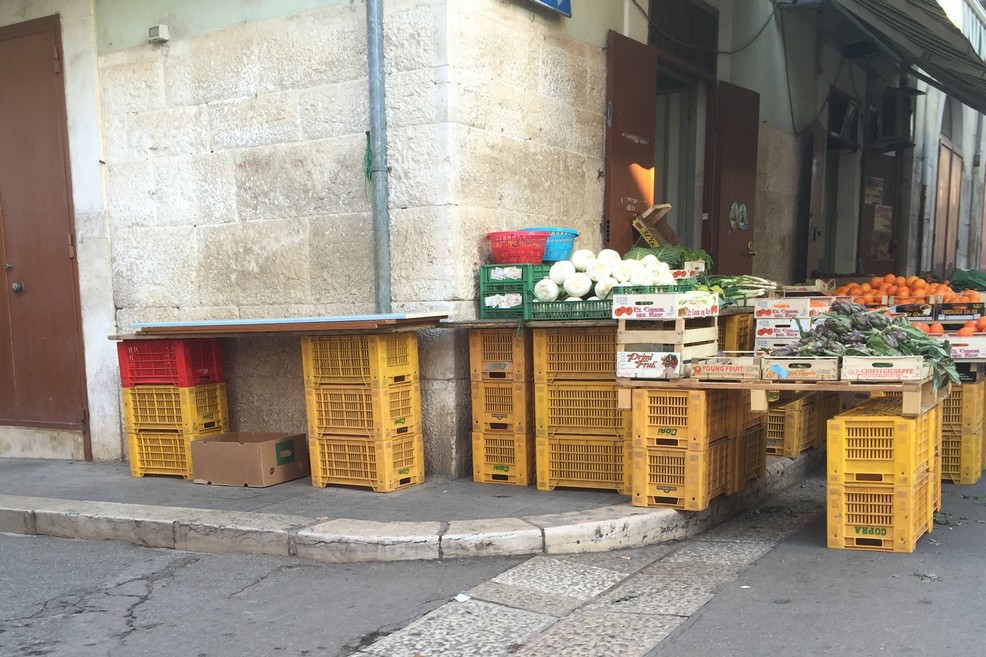 Una delle postazioni di ortofrutta