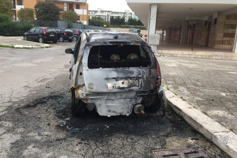 La Citroen C3 incendiata in via San Giovanni Bosco