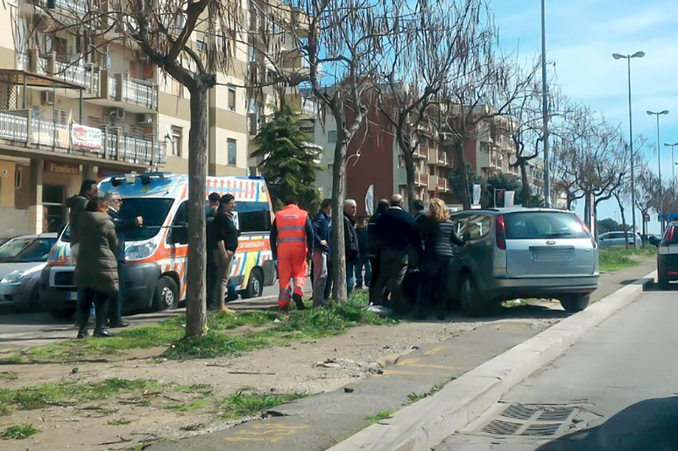 Via Achille Salvucci: auto fuori strada, finisce contro un albero