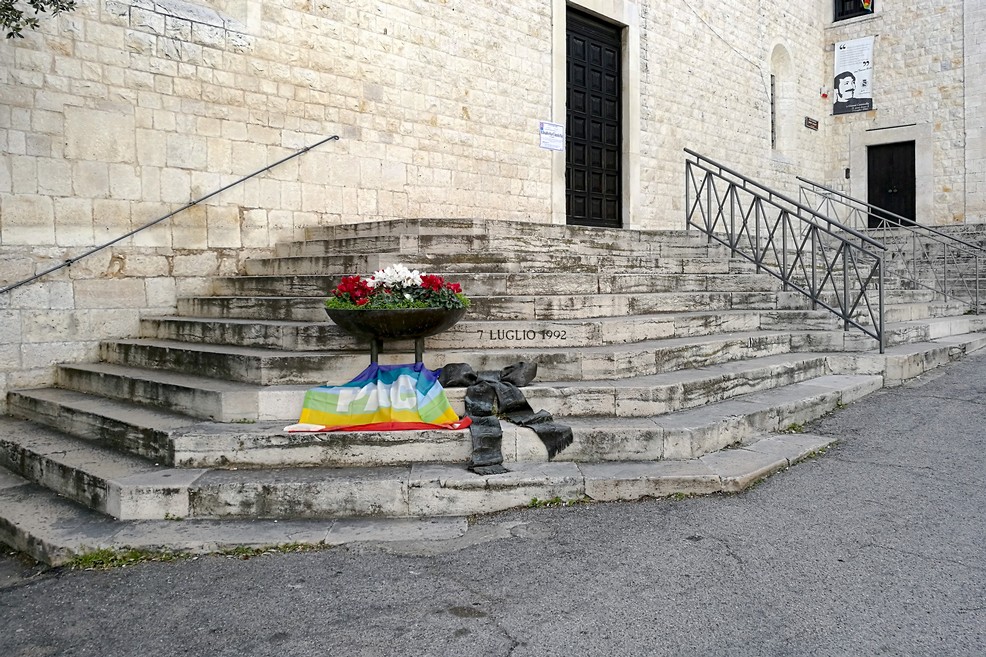 Stele commemorativa a Gianni Carnicella. <span>Foto Maria Marino</span>