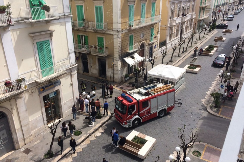 Fiamme e distruzione a Corso Umberto