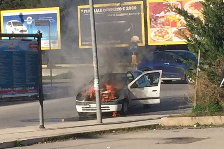 Auto in fiamme