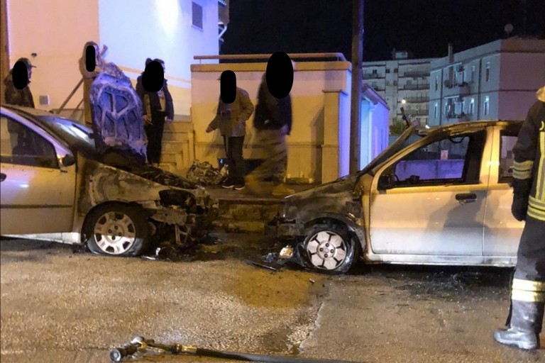 L'incendio scoppiato in via Ungaretti