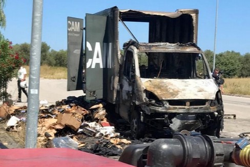 Il Fiat Iveco distrutto dalle fiamme