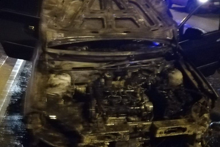 La Renault Megane incendiata in via Salepico