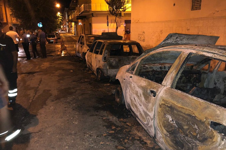 Le auto incendiate in via Zuppetta