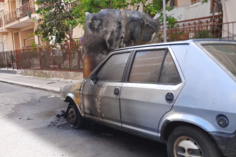 La Fiat Punto incendiata in via Canonico de Beatis