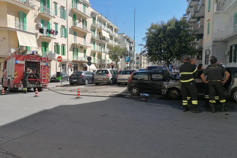 Le due auto incendiate in via Baccarini