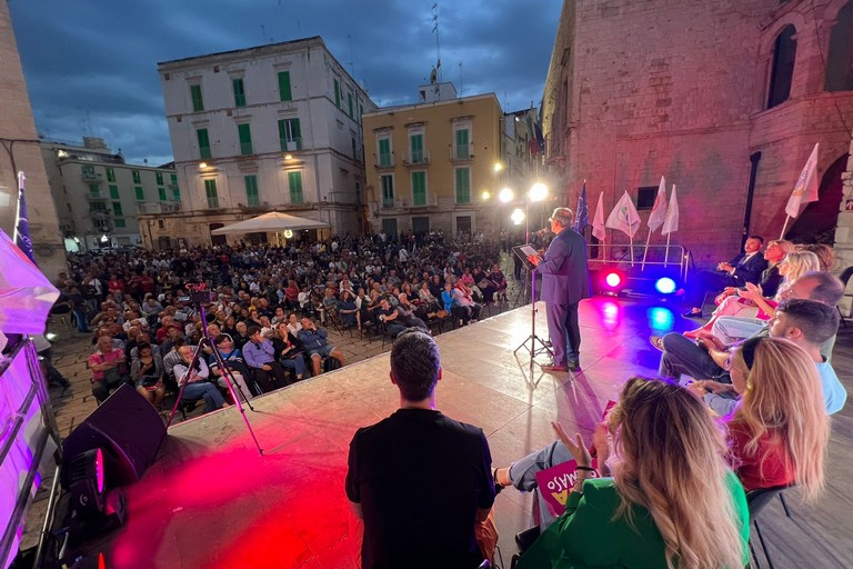 Minervini in Piazza Municipio