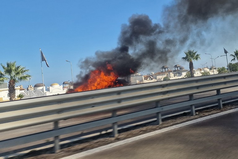 Auto in fiamme