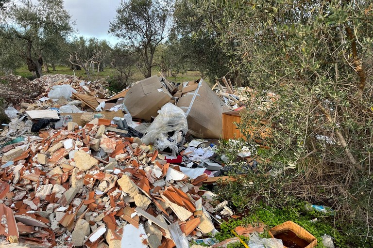 La discarica abusiva scovata nelle campagne di Molfetta