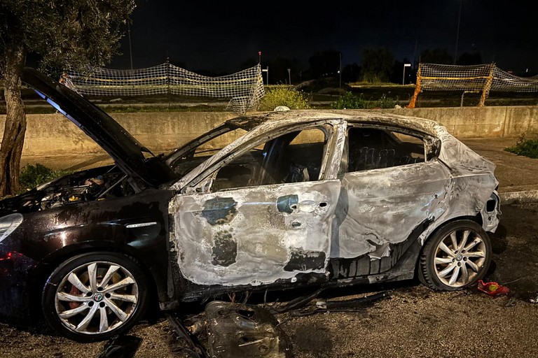 L'Alfa Romeo Giulietta incendiata in via dei Salesiani