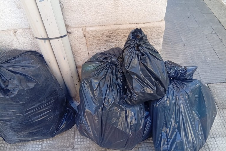 I sacchi neri ritrovati in via Bruno