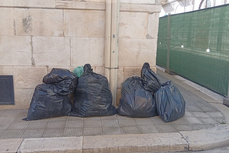 A Molfetta, nei pressi di via D'Azeglio, spuntano sacchi neri per i rifiuti