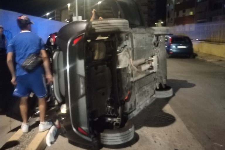 Auto ribaltata