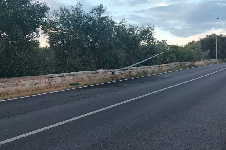 Il palo abbattuto sulla strada provinciale 112