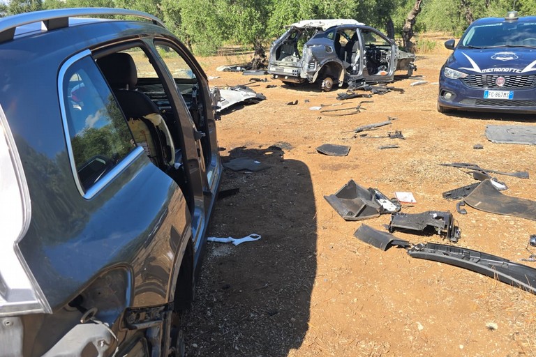 Le due auto cannibalizzate ritrovate dalla Metronotte